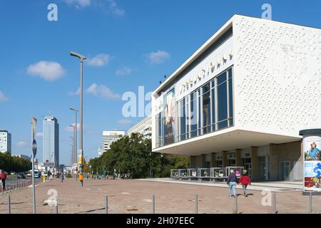 The Cinema International dans la Karl-Marx-Allee à Berlin Mitte.Ouvert en 1963, le cinéma accueille la Berlinale depuis 1990 Banque D'Images