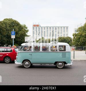 Visite touristique avec guide dans un vieux VW Bulli à travers le centre-ville de Berlin Banque D'Images