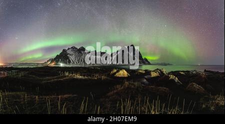 Vestahorn Stockknes chaîne de montagnes avec aurora borealis et réflexion à la plage en Islande.L'un des plus beaux patrimoine de la nature célèbre dans Banque D'Images