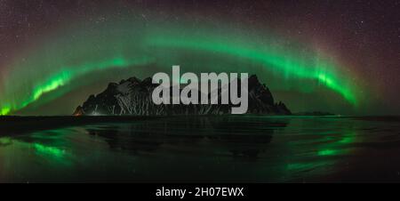 Vestahorn Stockknes chaîne de montagnes avec aurora borealis et réflexion à la plage en Islande.L'un des plus beaux patrimoine de la nature célèbre dans Banque D'Images