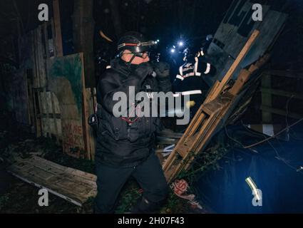 Wendover, Angleterre, Royaume-Uni 10 octobre 2021.Dans les premières heures du dimanche matin, environ 100 membres de l'équipe nationale d'expulsion (NET) et de la police arrivent pour expulser les manifestants de Stop HS2 du camp de résistance actif de Wendover.Le camp, qui est actif depuis deux ans, a été l'un des derniers grands camps de protestation restants à être expulsé.Des manifestants dans une partie du camp connue sous le nom de « cage » enfermés dans une cabane dans les arbres et une baignoire perchée au-dessus du sol sur une plate-forme surélevée.Les quatre ont été retirés et ont quitté sans arrestation ni inculpation. Banque D'Images