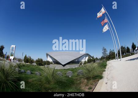 Inglewood, Californie, États-Unis.10 octobre 2021.Vue générale de l'extérieur du stade SOFI avant le match de la NFL entre les Chargers de Los Angeles et les Cleveland Browns au stade SOFI d'Inglewood, en Californie.Charles Baus/CSM/Alay Live News Banque D'Images