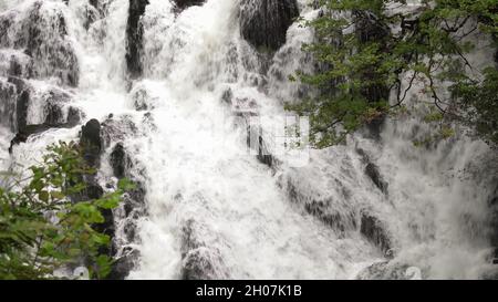 Exposition lente d'eau blanche s'écrasant au-dessus de la chute d'eau de Cwmorthin à Tanygrisiau, Blaenau Ffestinog LL41 3TA Banque D'Images