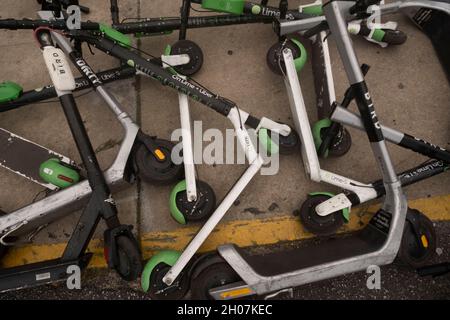 Austin, Texas USA, 10 octobre 2021 : les scooters électriques font une pile hasardeuse et un danger pour les piétons au coin de East First Street et de Red River après un week-end chargé dans les quartiers de divertissement de Red River et de Rainey Street dans le centre-ville d'Austin.©Bob Daemmrich Banque D'Images