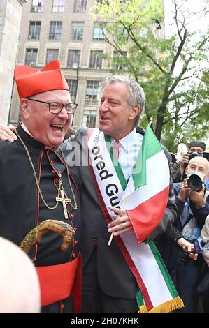 Le maire Bill de Blasio, le Cardinal Timothy Dolan, assiste à la parade de la Journée de Colomb sur la Cinquième Avenue le 11 octobre 2021 à New York, New York, États-Unis.Robin Platzer/ Twin Images/ Credit: SIPA USA/Alamy Live News Banque D'Images