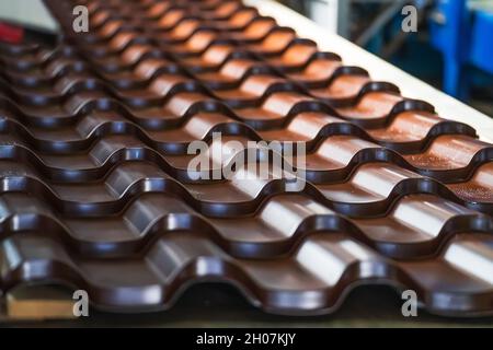 Carreaux métalliques galvanisés et peints ondulés pour un toit moderne. Banque D'Images