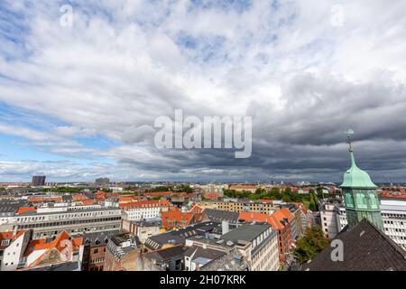 Vue panoramique sur la ville au sommet de la tour ronde dans le centre-ville de Copenhague, Danemark. Banque D'Images