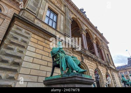 COPENHAGUE, DANEMARK - AOÛT 29 : sculpture d'Adam Oehlenschlageaderdam devant l'édifice du Théâtre royal au Danemark le 29 août 2016. Banque D'Images