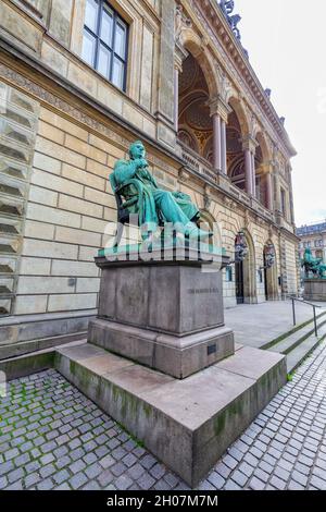 COPENHAGUE, DANEMARK - AOÛT 29 : sculpture d'Adam Oehlenschlageaderdam devant l'édifice du Théâtre royal au Danemark le 29 août 2016. Banque D'Images