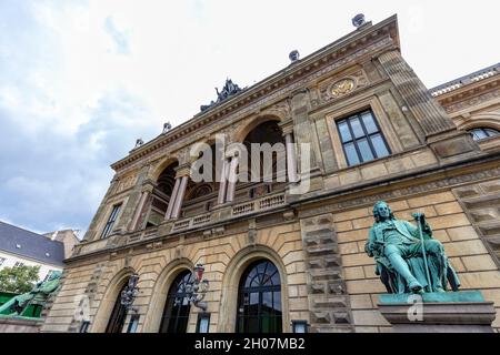 COPENHAGUE, DANEMARK - AOÛT 29 : Ludvig Holberg Statue devant le Théâtre royal danois au Danemark le 29 août 2016. Banque D'Images