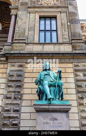 COPENHAGUE, DANEMARK - AOÛT 29 : Ludvig Holberg Statue devant le Théâtre royal danois au Danemark le 29 août 2016. Banque D'Images