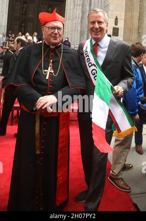 New York, New York, États-Unis.11 octobre 2021.Le cardinal TIMOTHY DOLAN et le maire de New York BILL DE BLASIO assistent à la parade de la journée de 2021 à Columbus qui a eu lieu sur la 5e avenue.(Credit image: © Nancy Kaszerman/ZUMA Press Wire) Banque D'Images