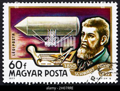 HONGRIE - VERS 1977: Un timbre imprimé en Hongrie montre David Schwarz, pionnier de l'aviation, et Airship, 1850, vers 1977 Banque D'Images