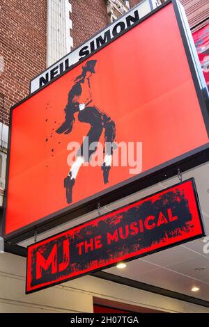 Chapiteau « MJ the musical » au Neil Simon Theatre, Times Square, New York, Etats-Unis 2021 Banque D'Images