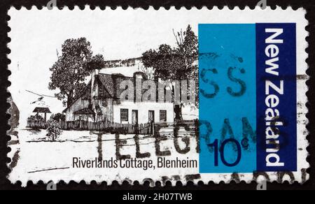 NOUVELLE-ZÉLANDE - VERS 1979 : un timbre imprimé en Nouvelle-Zélande montre Riverlands Cottage, Blenheim, début architecture de la Nouvelle-Zélande, vers 1979 Banque D'Images