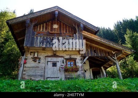 Une belle cabane rustique traditionnelle en bois dans les Alpes autrichiennes de la région de Dachstein (Autriche) Banque D'Images