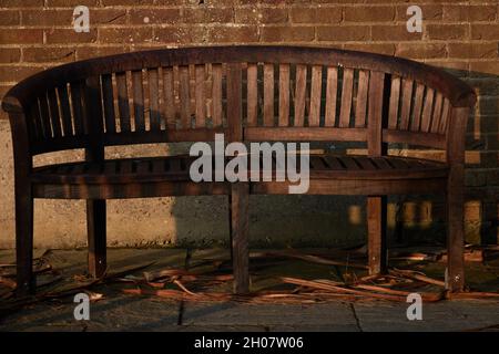 Vue extérieure et vue rapprochée d'un banc de jardin incurvé. Banque D'Images