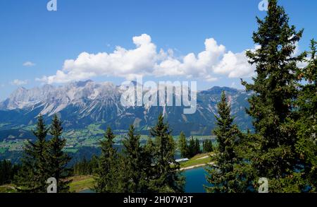 Un magnifique réservoir d'eau dans les Alpes autrichiennes de la région de Dachstein (Autriche) Banque D'Images