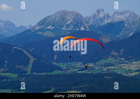 Deux amis parapente dans les Alpes de la région de Dachstein en Autriche Banque D'Images
