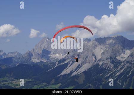 Deux amis parapente dans les Alpes de la région de Dachstein en Autriche Banque D'Images