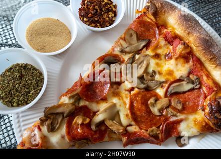 Gros plan de la pizza aux champignons et aux Pepperoni, États-Unis Banque D'Images