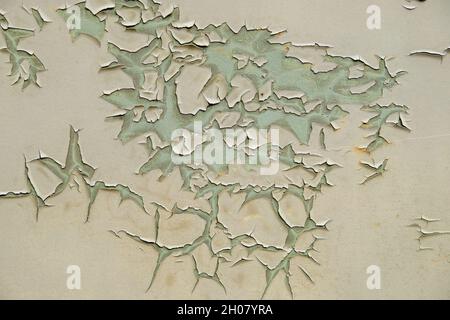Peinture fissurée et écaillée révélant une couche sous-jacente plus foncée Banque D'Images