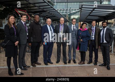 Maidenhead, Royaume-Uni.11 octobre 2021.Les membres de l'équipe de projet posent pour une photo après l'ouverture officielle d'une nouvelle piste de station.La rénovation de 3,75 millions de livres sterling est destinée à rendre la zone autour de la gare plus conviviale en prévision d'une augmentation du nombre de passagers à l'ouverture de Crossrail et à améliorer à la fois l'échange entre les trains et d'autres formes de transport et les liaisons de marche et de vélo entre la gare et le centre-ville.Crédit : Mark Kerrison/Alamy Live News Banque D'Images