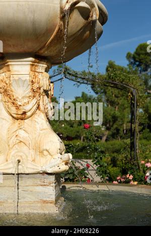 Fontaine panoramique dans la roseraie du parc Retiro, Madrid, Espagne Banque D'Images