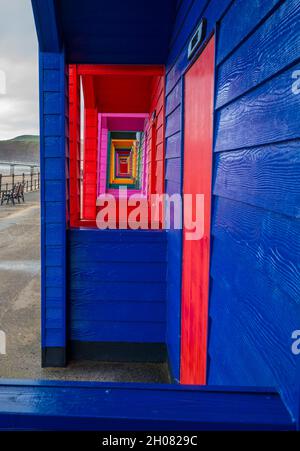 Huttes de plage colorées sur la promenade de Saltburn by the Sea. Banque D'Images