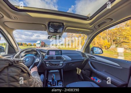Vue rapprochée de l'intérieur du BMWiX3 sur la route.Conducteur femelle dans le véhicule.Suède.Uppsala. Banque D'Images