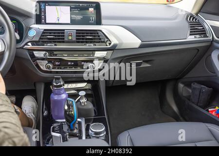 Vue rapprochée de l'intérieur du BMWiX3 avec prise femelle sur LE SIÈGE conducteur.Suède.Uppsala. Banque D'Images