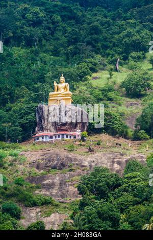 Statue de Bouddha sur une pente de colline près du temple du Rocher d'Aluvilièvre, Sri Lanka Banque D'Images