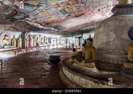 DAMBULLA, SRI LANKA - 20 JUILLET 2016 : statues de Bouddha dans une grotte du temple de la grotte de Dambulla, Sri Lanka Banque D'Images