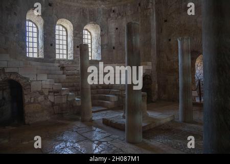 Demre, Antalya Turquie - octobre 03 2021 : vue sur les fresques à l'intérieur de l'église Saint-Nicolas (Santa Claus) à la lumière naturelle. Banque D'Images