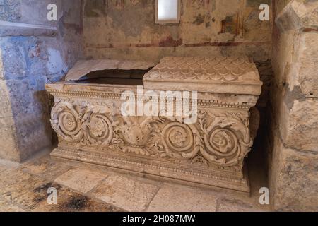 Demre, Antalya Turquie - octobre 03 2021 : sarcophage dans l'église Saint-Nicolas le Wonderworker. Banque D'Images