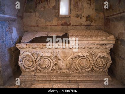 Demre, Antalya Turquie - octobre 03 2021 : sarcophage dans l'église Saint-Nicolas le Wonderworker. Banque D'Images