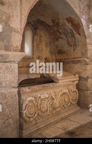 Demre, Antalya Turquie - octobre 03 2021 : sarcophage dans l'église Saint-Nicolas le Wonderworker. Banque D'Images