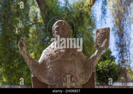 Demre, Antalya, Turquie - octobre 03 2021 : statue de Saint-Nicolas le Wonderworker de Myra dans l'ancienne église orthodoxe byzantine. Banque D'Images