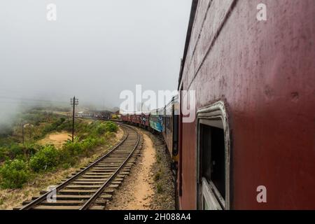 IDALGASHINNA, SRI LANKA - 16 JUILLET 2016 : train local dans une gare du village d'Idalgashinna. Banque D'Images