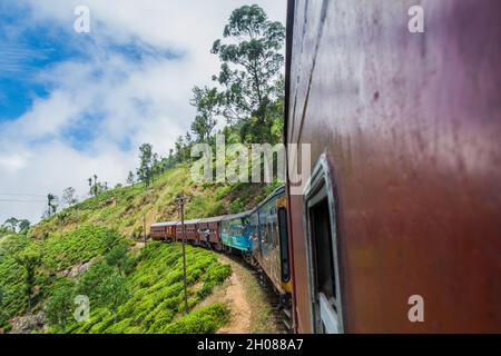 IDALGASHINNA, SRI LANKA - 16 JUILLET 2016 : promenades en train près du village d'Idalgashinna. Les gens du coin traînent à la porte. Banque D'Images