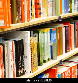 POZNAN, POLOGNE - 03 février 2014 : une rangée de livres à vendre à la librairie Empik Banque D'Images