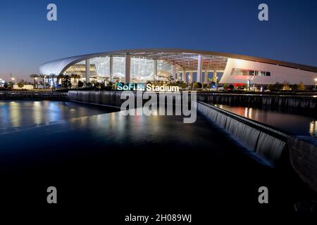 Inglewood, Californie, États-Unis.10 octobre 2021.Vue générale de l'extérieur du stade SOFI après le match de la NFL entre les Chargers de Los Angeles et les Cleveland Browns au stade SOFI d'Inglewood, en Californie.Charles Baus/CSM/Alay Live News Banque D'Images