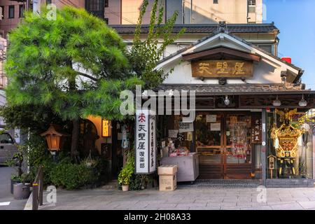 tokyo, japon - septembre 17 2019 : café Amanoya à Kanda-myōjin célèbre pour sa boisson de riz fermenté amazake à l'architecture traditionnelle ornée de ra Banque D'Images