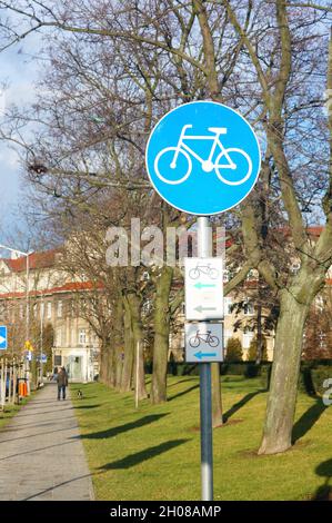 POZNAN, POLOGNE - 31 janvier 2016 : panneau de signalisation avec symbole de vélo à côté d'un chemin dans un parc Banque D'Images