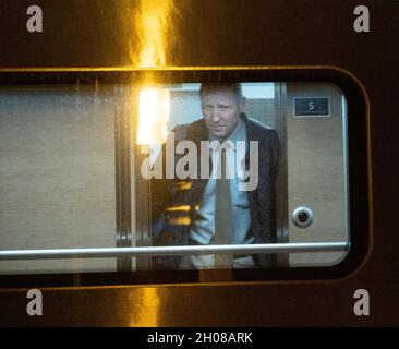 Gare de Montrose, Montrose, Angus, Écosse, Royaume-Uni,11 octobre 2021 : photo - Princesse Anne, à bord du train Caledonian Sleeper de 2226 à la gare de Montrose.Avec 5-7 de son entourage.Le train est sur la route de Londres.La princesse Anne a été déposée à la gare par un défenseur Land rover et un Range rover Land rover, comme le montre les photos.Credit: Barry Nixon/Alay Live News Banque D'Images