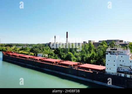 Une antenne d'un Lake Freighter laissant une écluse dans le canal Welland, Canada Banque D'Images