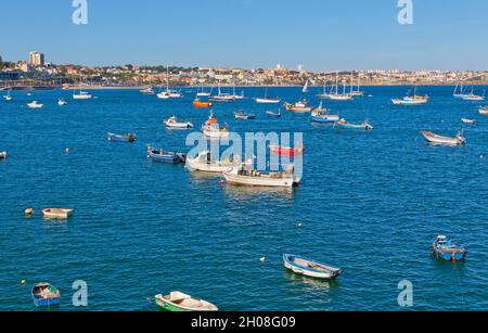 Bateaux de pêche dans la baie de Cascais, Lisbonne, Portugal.Cascais est une municipalité du district de Lisbonne.Destination touristique importante Banque D'Images