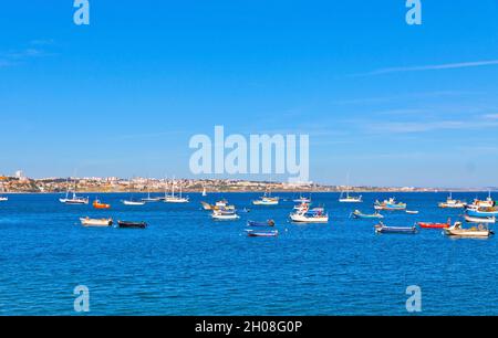 Bateaux de pêche dans la baie de Cascais, Lisbonne, Portugal.Cascais est une municipalité du district de Lisbonne.Destination touristique importante Banque D'Images