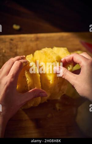 la femme conserve des tranches d'ananas fraîchement coupées, des aliments sains. Banque D'Images