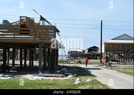 Dereck Wansing, U.S. Army corps of Engineers, Kansas City District, technicien en ingénierie et agent de liaison du gouvernement local actuellement déployé en Louisiane pour soutenir les efforts de rétablissement de l'ouragan Ida, examine les dommages causés par les tempêtes à Grand Isle, Louisiane, octobre 9.Wansing était dans la région pour examiner les installations de toit bleu sur l'île de la barrière.La date limite pour demander le service gratuit est le 15 octobre.Vous pouvez en savoir plus sur le programme et postuler en ligne en visitant le site www.blueroof.us ou en appelant le 888-ROOF-BLU.À ce jour, USACE et ses entrepreneurs ont installé plus de 22 000 toits bleus dans 25 paroisses. Banque D'Images